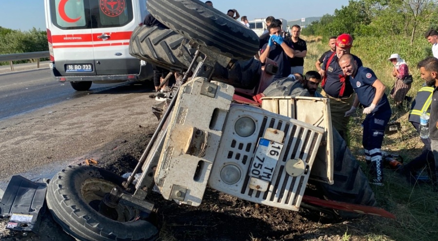 Bursa'da traktör ile çekici çarpıştı! 1 yaralı