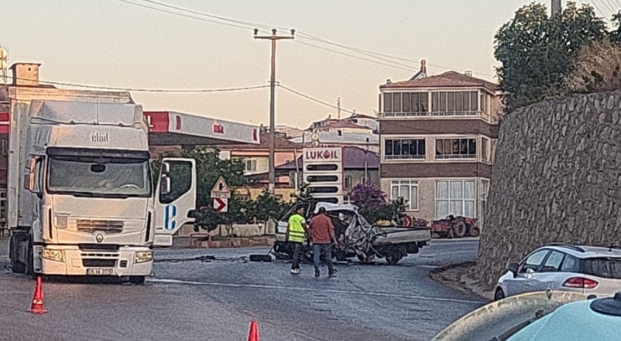Bursa'da tırla kamyonet çarpıştı! 22 yaşındaki sürücü yoğun bakımda