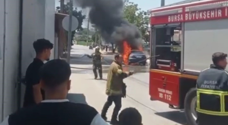 Bursa'da aşırı sıcak hava seyir halindeki otomobili yaktı