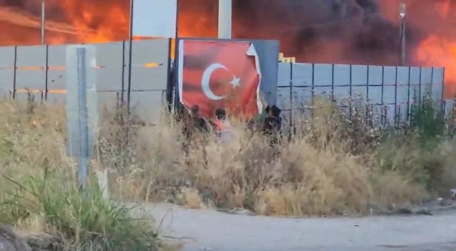 Bursa'da alev alev yanan fabrikada kalan Türk bayrağını böyle kurtardı!