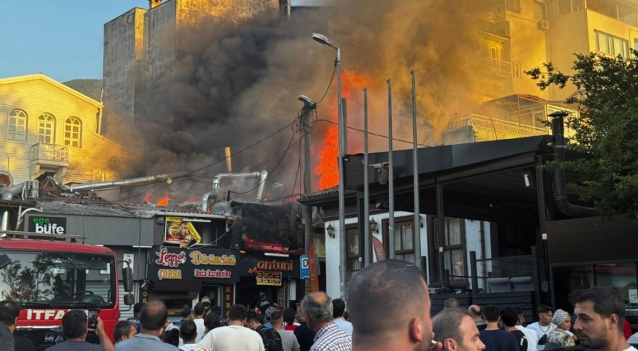 Setbaşı'nda dönercide yangın! Alevler fırına sıçradı