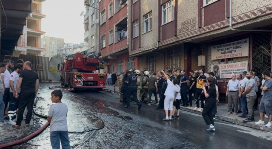 İnşaat alanındaki yangın binaya ve sokağa sıçradı