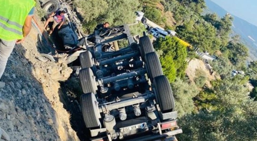 Muğla'da tır şarampole devrildi: Sürücü ağır yaralandı