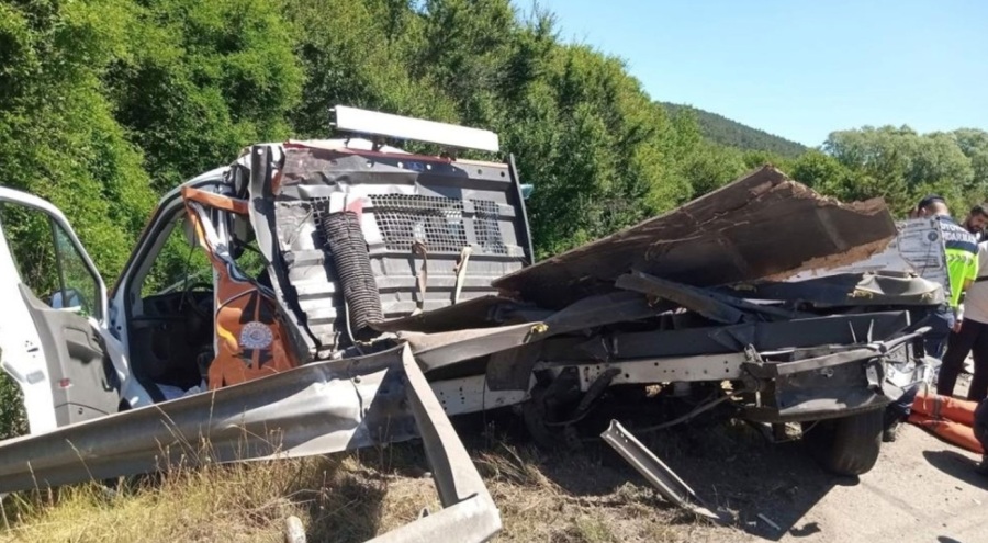 Bolu'da tır, emniyet şeridindeki yol bakım aracına çarptı