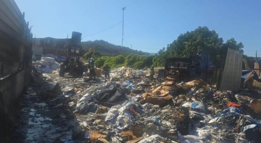 Karabük'te geri dönüşüm depolama alanında yangın