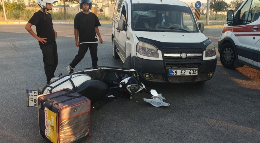 Hafif ticari araç ile çarpışan motosikletli ağır yaralandı