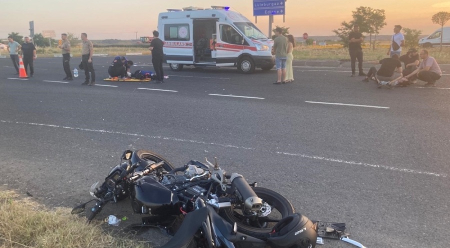 Otomobil ile motosiklet çarpıştı