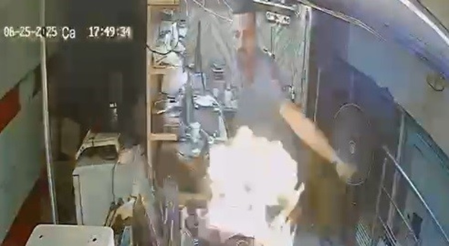 Cep telefonu tamir esnasında bomba gibi patladı