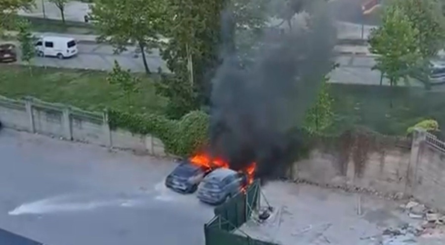 Bursa'da park halindeki 2 araç yandı!