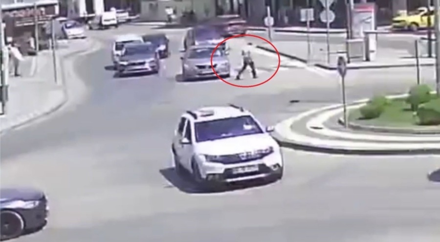 Bursa'da otomobil çarpan vatandaş hiçbir şey olmamış gibi yoluna devam etti