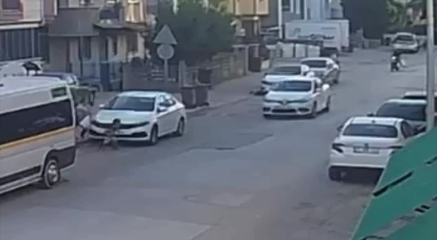 Bursa'da otomobilin anne ve çocuğa çarpma anı kameraya yansıdı