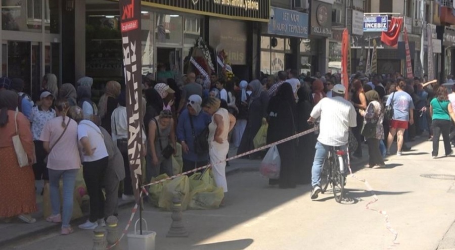 Mağaza açılışında indirim izdihamı