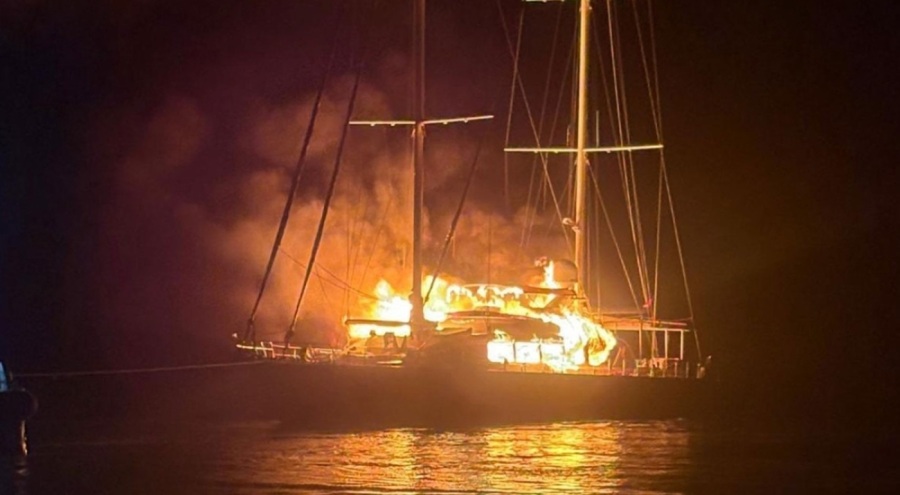Fethiye'de yangın çıkan tekne battı
