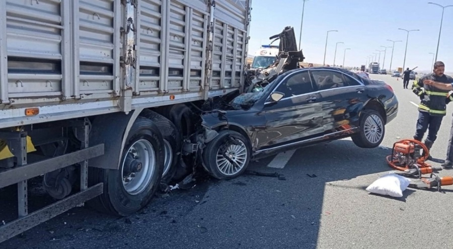 Otomobil tıra arkadan çarptı: 2 kişi hayatını kaybetti