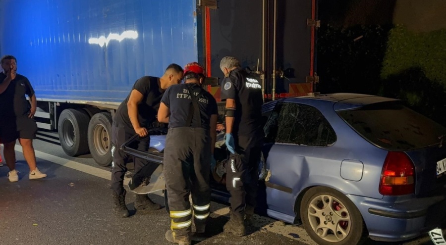 Bursa'da kamyonun altına giren otomobilde can pazarı