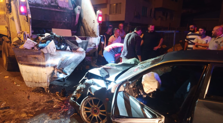 Otomobil çöp kamyonuna çarptı, 1 kişi öldü, 4 kişi yaralandı
