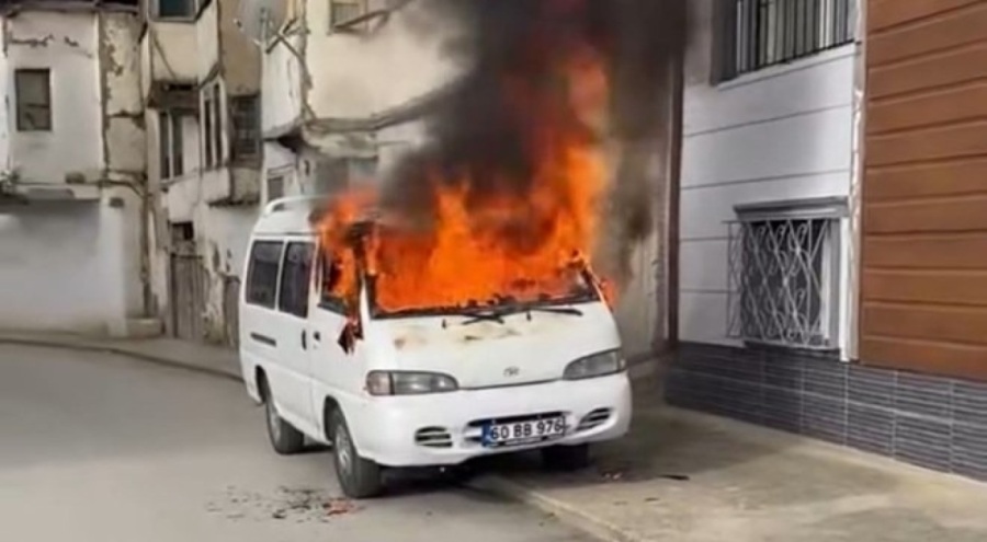 Minibüs yangın topuna döndü