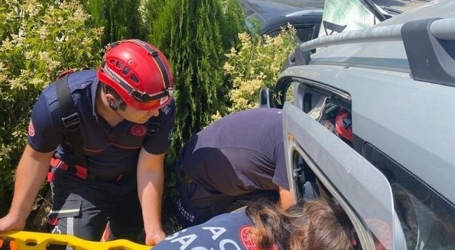 Park halindeki araca çarpıp çukura düştü