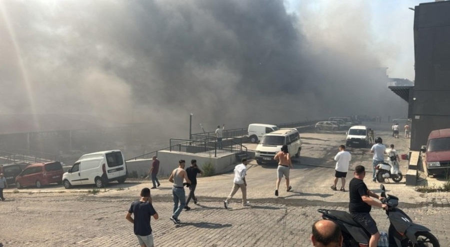İzmir'de çıkan yangın Otokent Galericiler Sitesi'ne sıçradı
