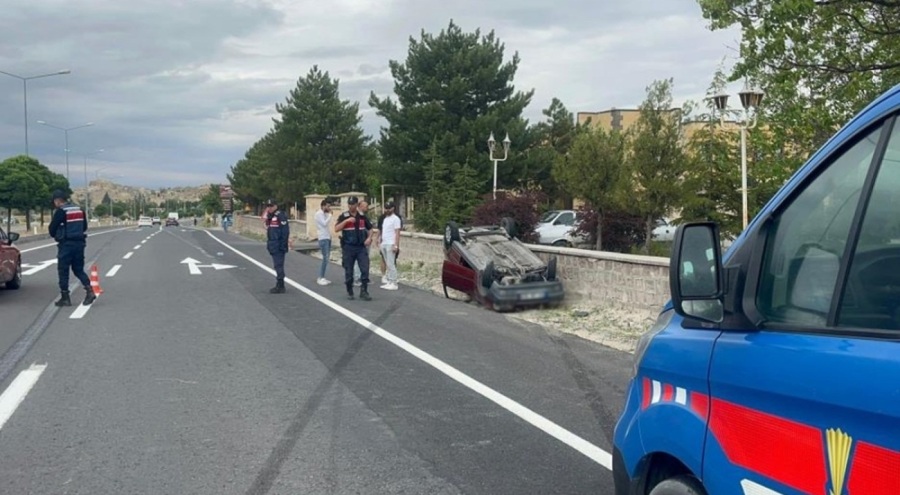 Kediye çarpmamak için manevra yapınca aracıyla takla attı
