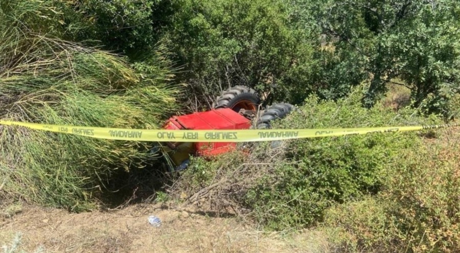Şarampole devrilen traktörün altında kalıp yaşamını yitirdi