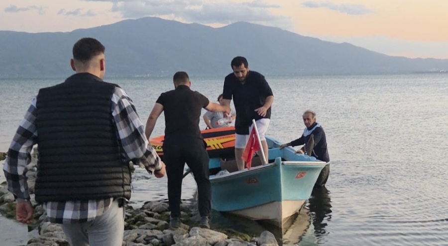 Botla açıldığı İznik Gölü'nde mahsur kalan turist kurtarıldı