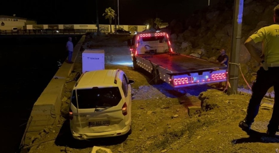Hatay'da depremde yıkılan bina enkazını yol sanan sürücü kaza yaptı