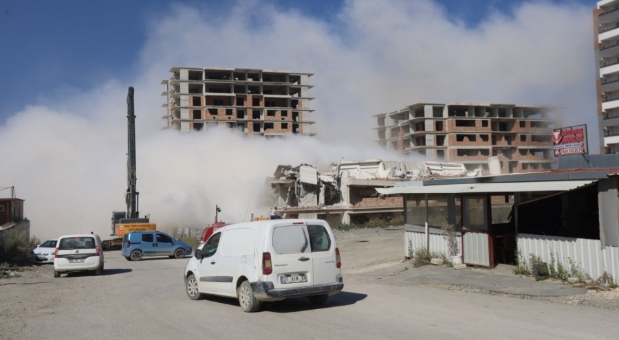 Deprem etkisi oluşturan 13 katlı bina yerle bir olma anı kamerada