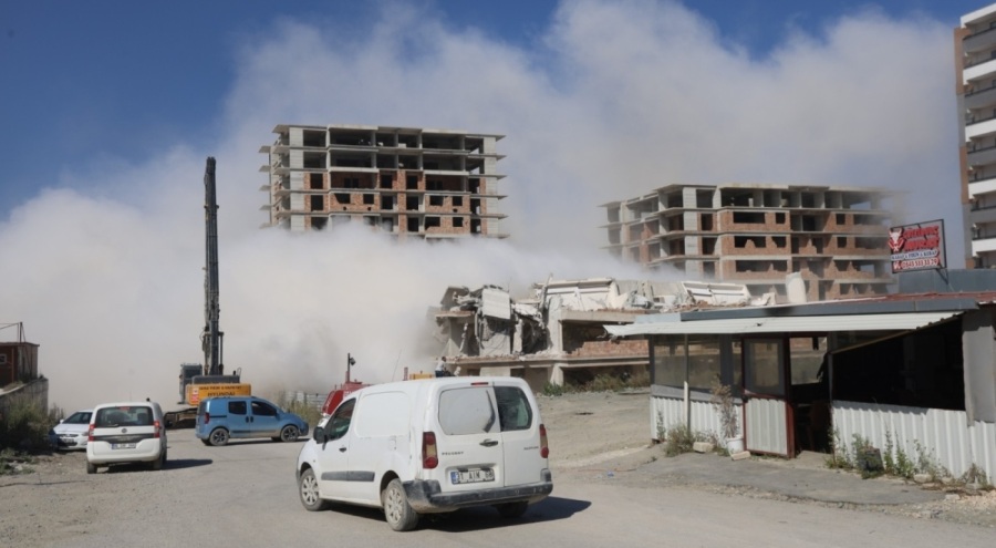 Hatay'ın Antakya ilçesinde 13 katlı bina yerle bir oldu!
