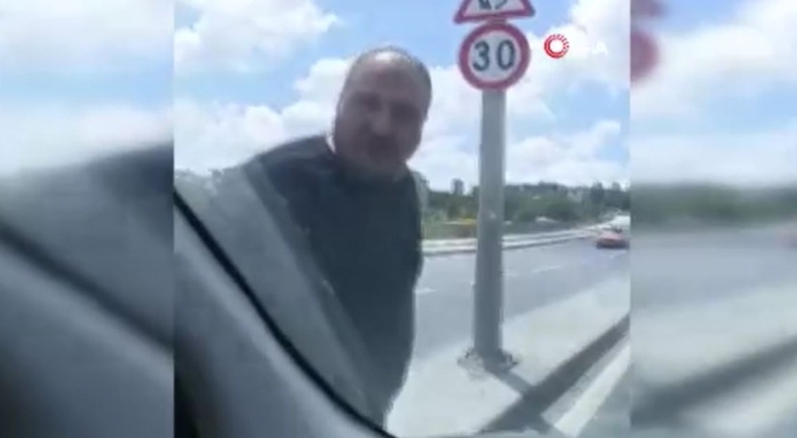 Trafikte öfke patlaması! Sürücüye saldırmaya çalıştı