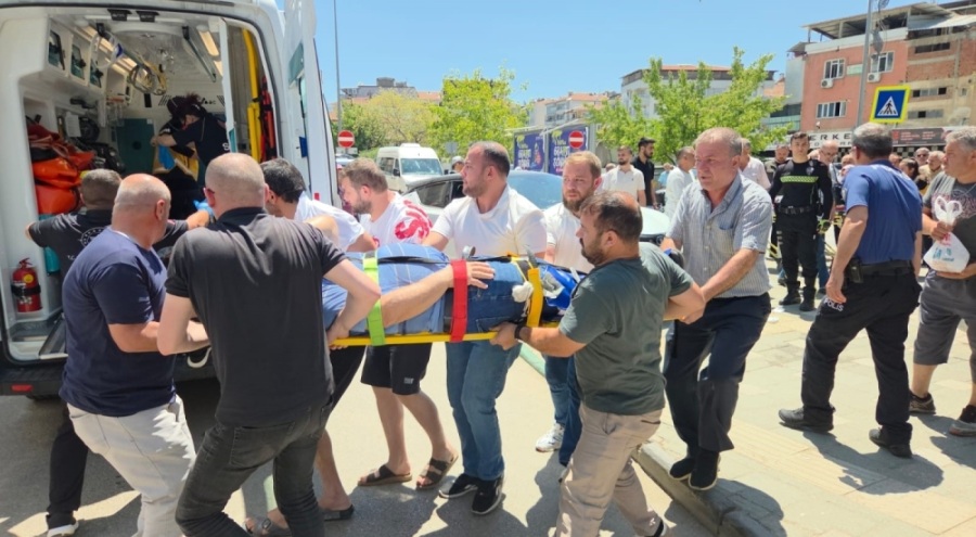 Bursa'da bir sürücü fren yerine gaza basınca kaldırımdaki yayalara çarptı