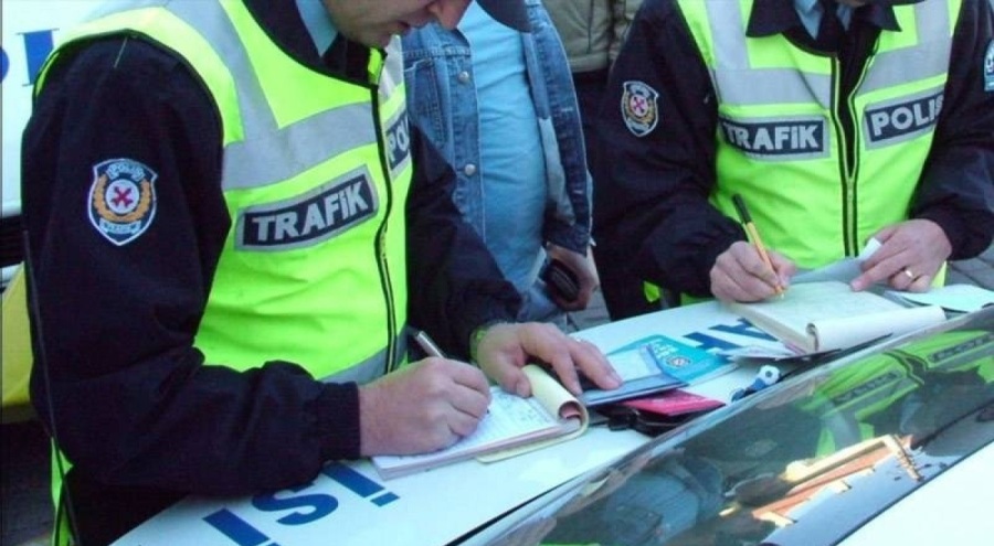 Trafiği tehlikeye düşüren 3 sürücüye 112 bin 454 lira ceza