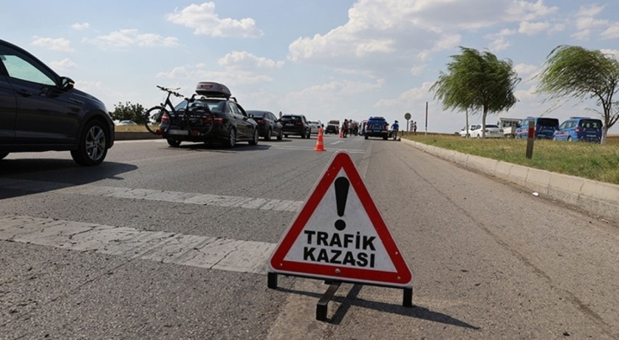 Otomobille traktör çarpıştı: 3 ölü!
