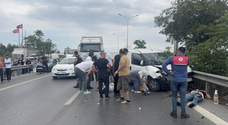 Motosiklet yol kenarında bekleyen arızalı araca çarptı!