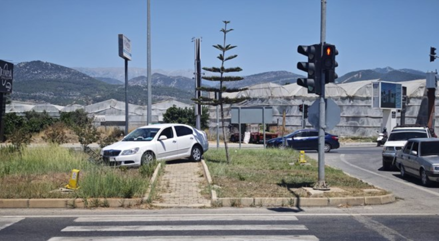 Refüje çıkan otomobildeki 3 kişi yaralandı