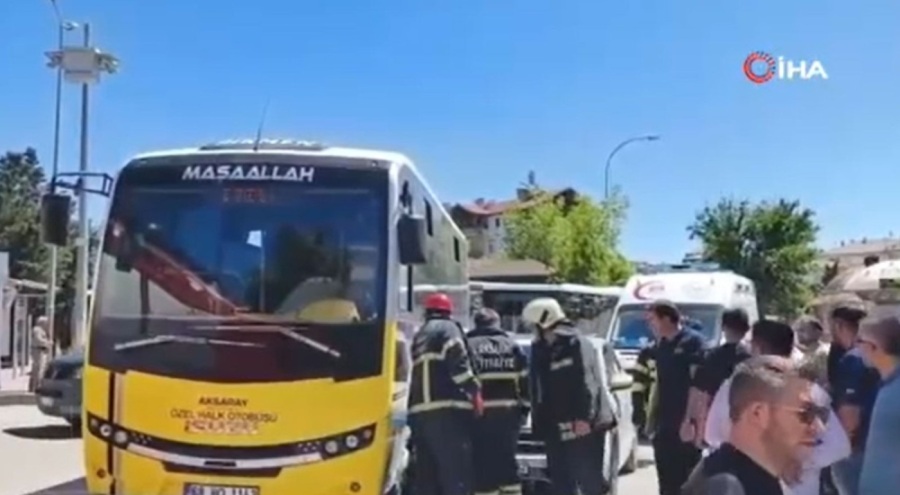 Otomobil, halk otobüsüne çarptı