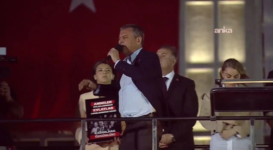 100. gün mitinginde Saraçhane'den seslendi! Özgür Özel: Bu ülkeyi teslim olanlar değil, direnenle...