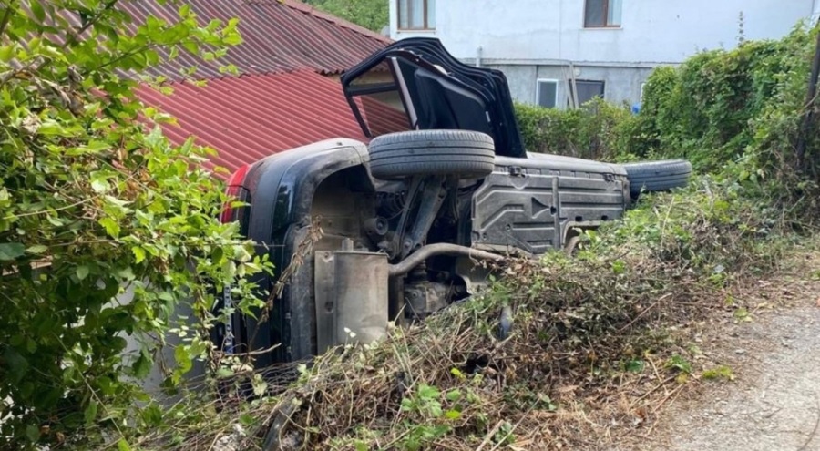 El freni çekilmeyen otomobil evin boşluğuna düştü!