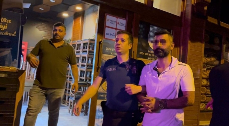 Bursa'da kavga ederken kendilerini ayırmak isteyen polise bıçak çeken şahıslar etkisiz hale getir...