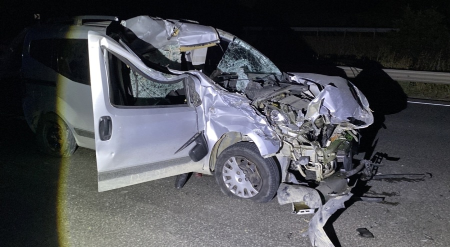 Bursa'da kaza! Kontrolden çıkan araç tıra çarptı: 1 ağır yaralı