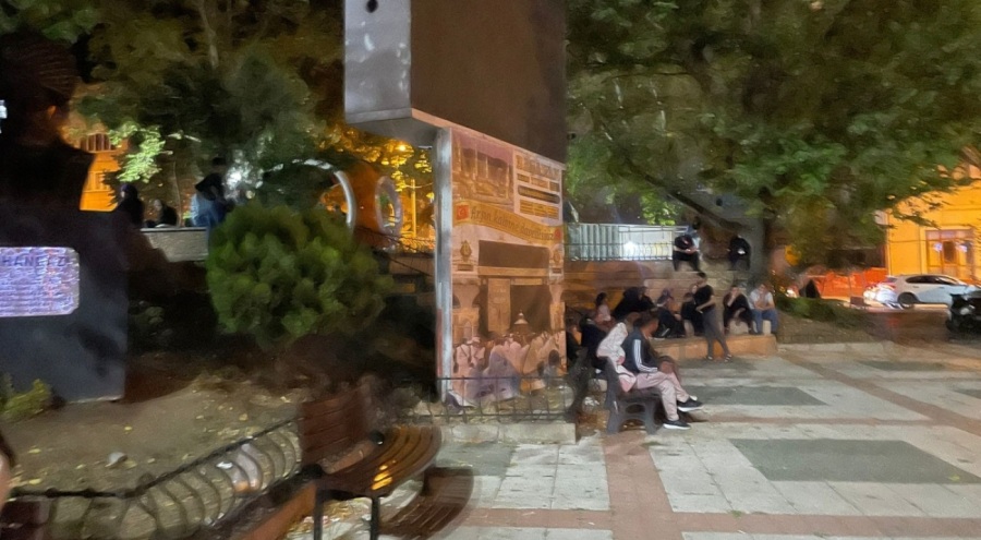 Bursa'da vatandaşlar deprem korkusuyla geceyi sokakta geçirdi