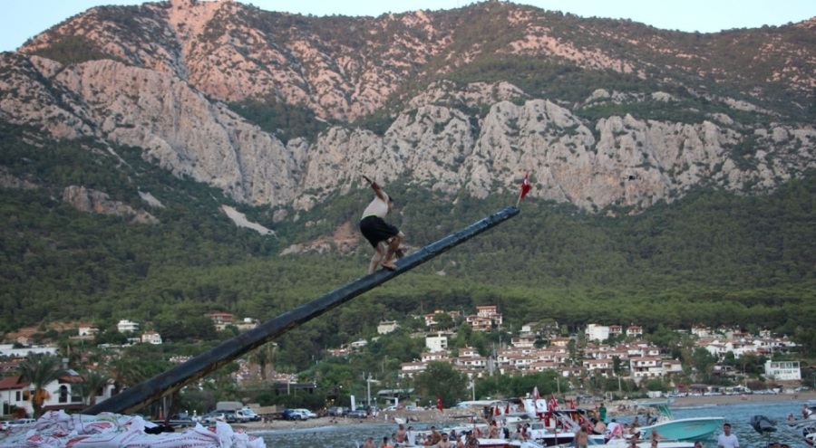 Antalya'da 10 bin lira için yağlı direğe tırmanıp hastanelik oldular