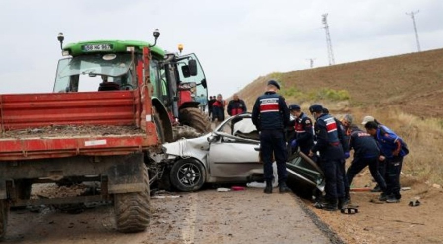 Traktör ile hafif ticari araç çarpıştı, 1 kişi öldü, 4 kişi yaralandı