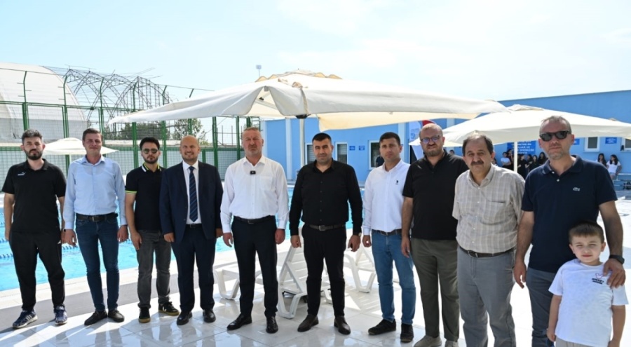 Karacabey'de yenilenen açık yüzme havuzu hizmete girdi