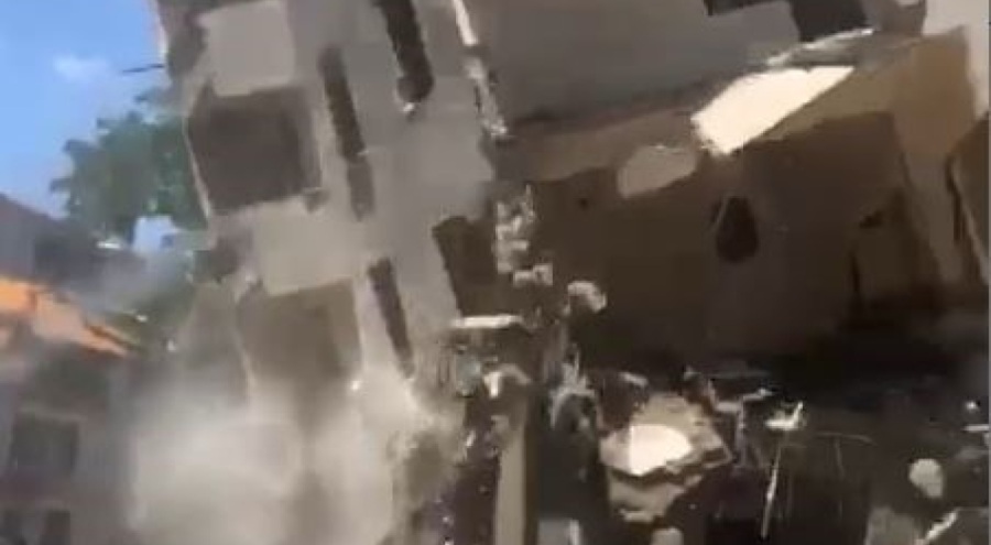Yıkımı yapılan bina bir anda çöktü