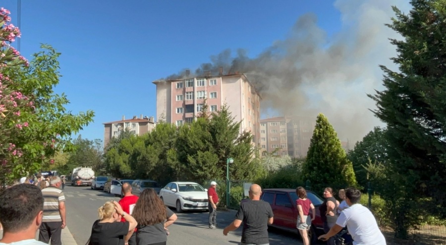 Apartman çatısı alev alev yandı
