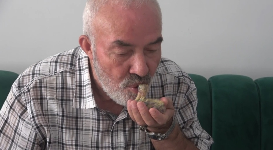 Bursa'da ölmek üzereyken bulduğu kuşu ağzıyla besliyor