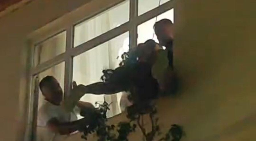 Bursa'da camdan sarkarak intihar girişimi! Polis uzun çabanın ardından kurtardı