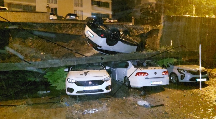 İstinat duvarı araçların üzerine devrildi