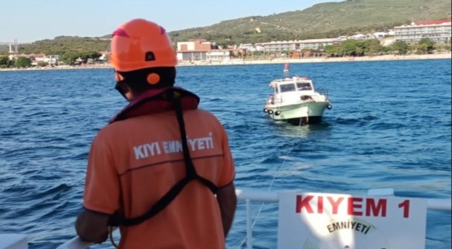 Çanakkale Boğazı'nda sürüklenen tekne kurtarıldı